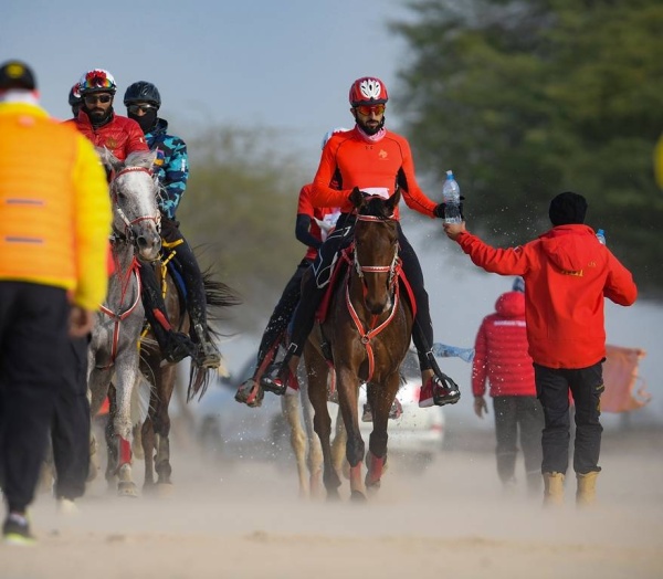 نيابة عن الملك.. عبدالله بن حمد يتوج ناصر بن حمد بطلاً لكأس جلالة الملك للقدرة لمسافة 160 كم