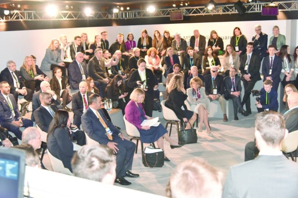 عبدالله بن أحمد: الدبلوماسية البحرينية وضعت قيم السلام في مقدمة أهدافها