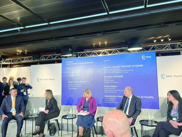 عبدالله بن أحمد: الدبلوماسية البحرينية وضعت قيم السلام في مقدمة أهدافها