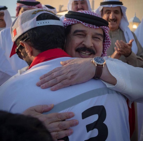 الملك يحضر منافسات بطولة العالم للقدرة في أبوظبي ويهنئ ناصر بن حمد