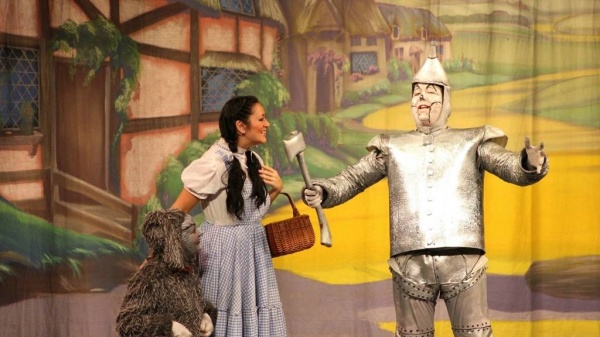 الساحر أوز.. علاء الدين والجميلة والوحش.. أبرز العروض المسرحية في جائزة البحرين الكبرى