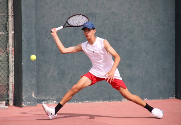 الروماني يانيك يقترب من الاحتفاظ بلقب الفردي وخروج وصيفة بطلة الفتيات