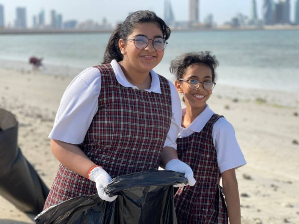 طالبات "أسماء ذات النطاقين" يساهمن في تنظيف شاطئ الساية