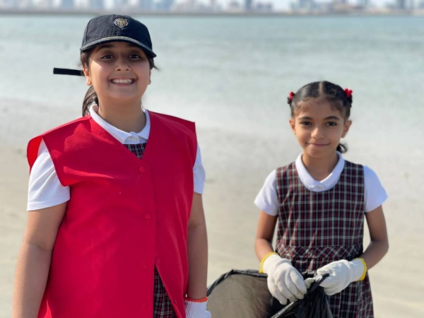 طالبات "أسماء ذات النطاقين" يساهمن في تنظيف شاطئ الساية