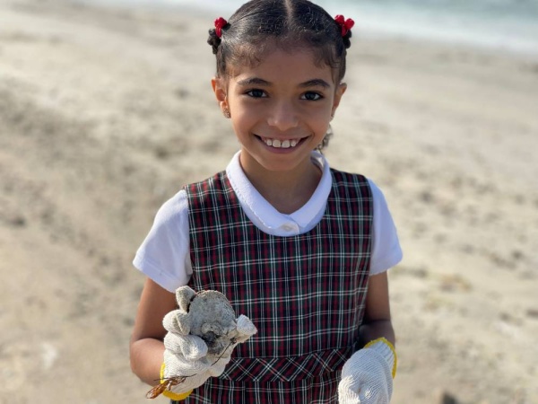 طالبات "أسماء ذات النطاقين" يساهمن في تنظيف شاطئ الساية