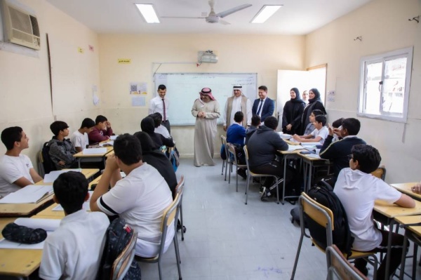 وزير التربية والتعليم يزور مدرسة الدراز الإعدادية للبنين