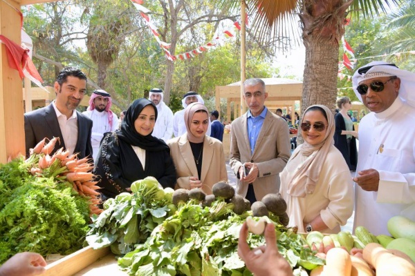 بالصور ..  دعماً للمنتج البحريني عدد من الوزراء والمسؤولين يزورون سوق المزارعين