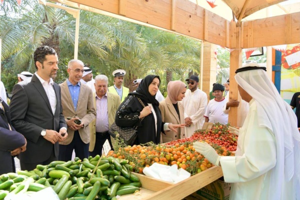 بالصور ..  دعماً للمنتج البحريني عدد من الوزراء والمسؤولين يزورون سوق المزارعين