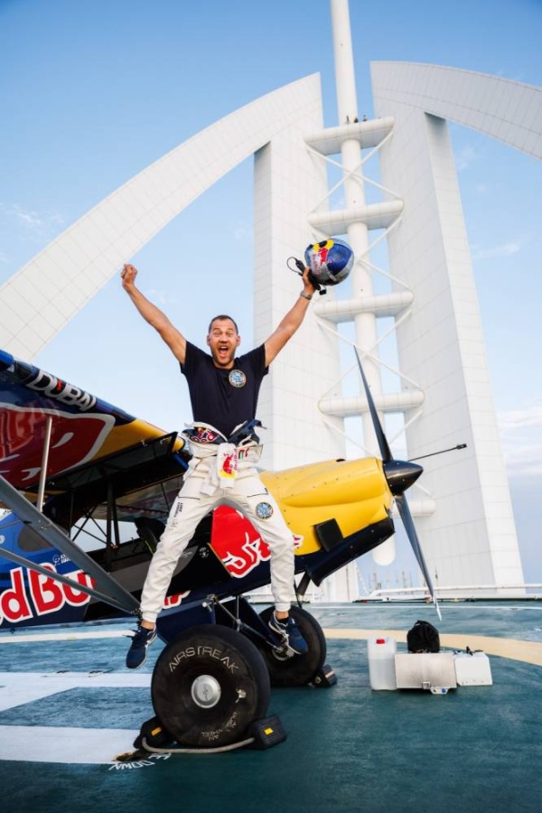 بولندي يهبط بطائرته ذات الجناحَين أعلى فندق برج العرب