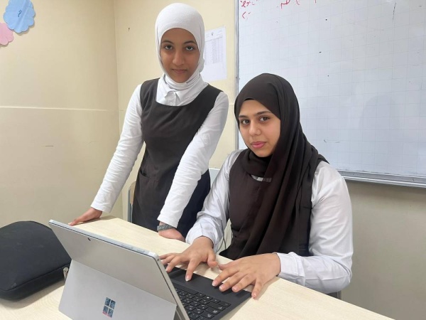 7 إعلاميات صغيرات يشرفن على إنتاج مجلة "إضاءات من الدراز"