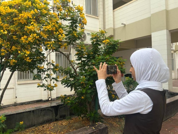 7 إعلاميات صغيرات يشرفن على إنتاج مجلة "إضاءات من الدراز"