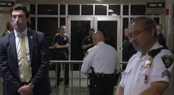 ترمب قيد الاعتقال.. صور من داخل محكمة مانهاتن