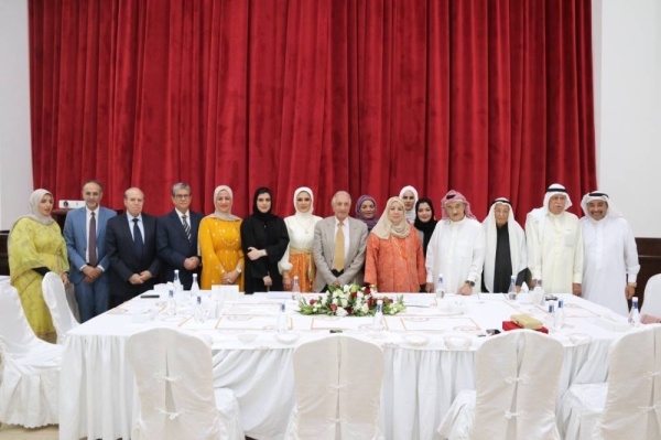 رئيس الهلال الأحمر يسلم وسام الأمير سلمان بن حمد للاستحقاق الطبي لعدد من منتسبي الجمعية