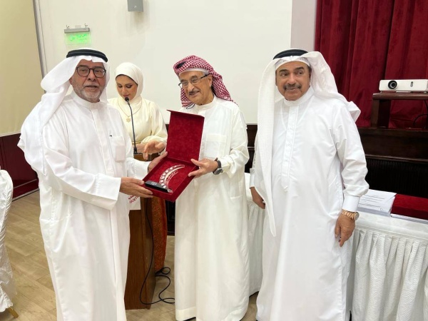 رئيس الهلال الأحمر يسلم وسام الأمير سلمان بن حمد للاستحقاق الطبي لعدد من منتسبي الجمعية