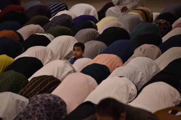 المصلون في جامع الفاتح يؤدن صلاة القيام في ليلة27