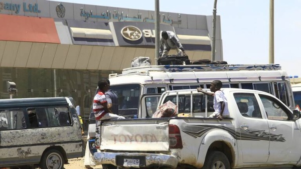 بالفيديو|«باسترخاء ولا مبالاة».. سودانيين يجلسون على الأرض خلال الاشتباكات يثير تفاعلا