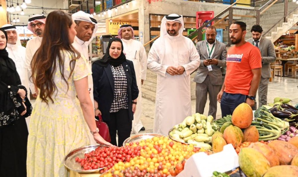 وزير التجارة يقوم بزيارة تفقدية إلى سوق المزارعين الدائم بهورة عالي