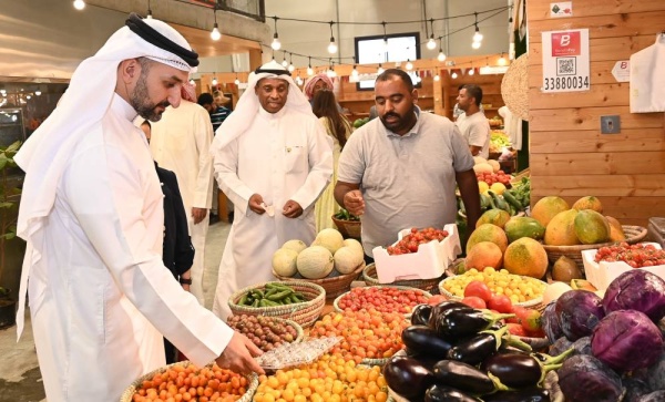 وزير التجارة يقوم بزيارة تفقدية إلى سوق المزارعين الدائم بهورة عالي