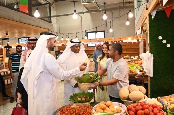 وزير التجارة يقوم بزيارة تفقدية إلى سوق المزارعين الدائم بهورة عالي