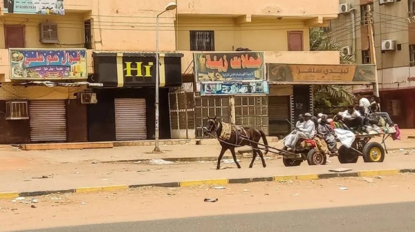 معاناة لا توصف.. سودانيون فقدوا مدخراتهم والأسعار نار