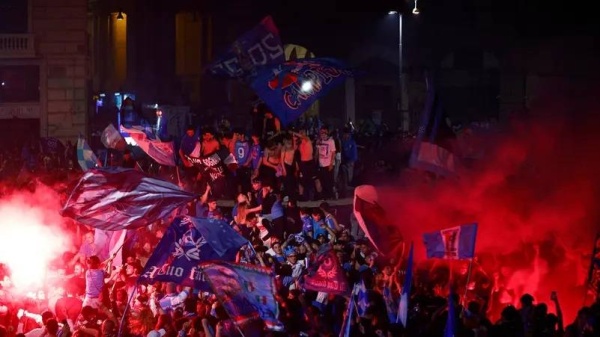 جماهير نابولي تعيش &laquo;الهذيان الأزرق&raquo;: سنحتفل طوال العام