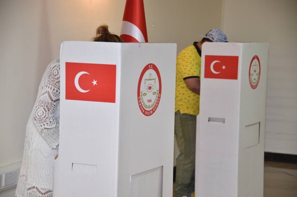 الأتراك بالبحرين يصوتون بكثافة في الانتخابات الرئاسية والبرلمانية