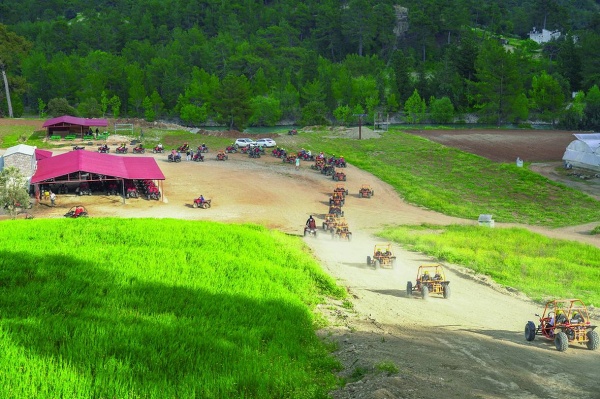 غرناطة تقضي إجازة العيد في أنطاليا مع استمرار العمل في جميع فروعها ومواقعها الإنشائية دون انقطاع