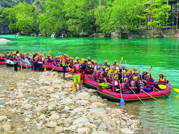 غرناطة تقضي إجازة العيد في أنطاليا مع استمرار العمل في جميع فروعها ومواقعها الإنشائية دون انقطاع