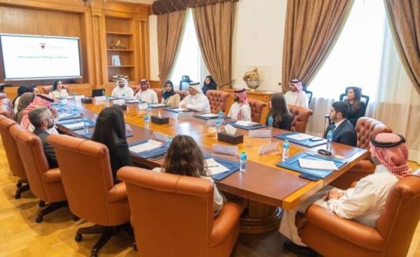 وزير النفط والبيئة يلتقي الدفعة الثامنة من برنامج رئيس مجلس الوزراء لتنمية الكوادر الحكومية