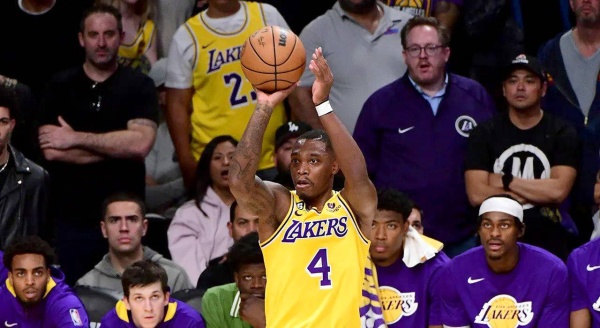 ليكرز يتوهج في &laquo;الأنفاس الأخيرة&raquo;..!