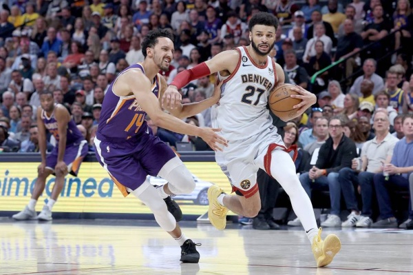 سيكسرز وناجتس على بعد فوز من نهائي المنطقتين