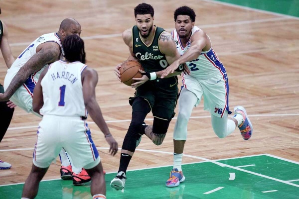 سيكسرز وناجتس على بعد فوز من نهائي المنطقتين