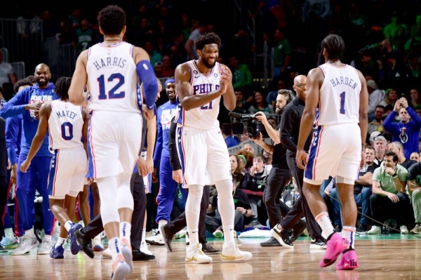 سيكسرز وناجتس على بعد فوز من نهائي المنطقتين