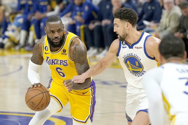 ووريرز ونيكس يحافظان على آمالهما في NBA