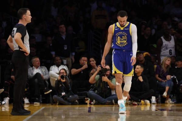 ليكرز يطيح بحامل اللقب ويواجه ناجتس في نهائي القسم الغربي