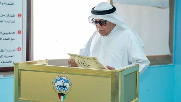 الكويتيون يدلون بأصواتهم لانتخاب 50 نائبا بمجلس الأمة