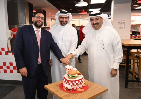 وزير الصناعة والتجارة يفتتح الفرع الثالث لمطعم فايف جايز بمملكة البحرين
