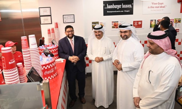 وزير الصناعة والتجارة يفتتح الفرع الثالث لمطعم فايف جايز بمملكة البحرين