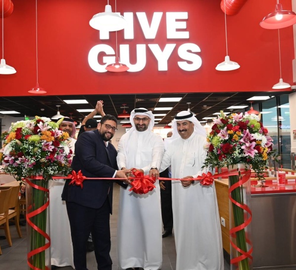 وزير الصناعة والتجارة يفتتح الفرع الثالث لمطعم فايف جايز بمملكة البحرين