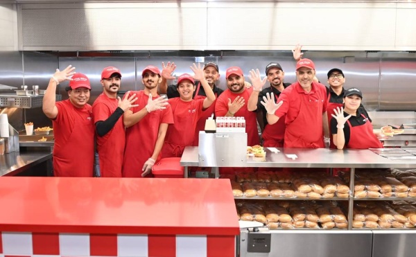 وزير الصناعة والتجارة يفتتح الفرع الثالث لمطعم فايف جايز بمملكة البحرين