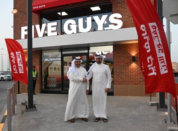 وزير الصناعة والتجارة يفتتح الفرع الثالث لمطعم فايف جايز بمملكة البحرين