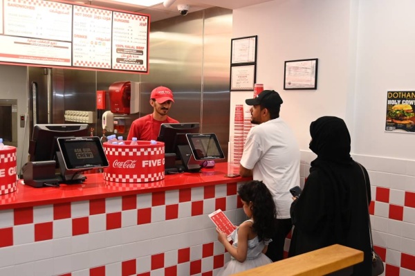 وزير الصناعة والتجارة يفتتح الفرع الثالث لمطعم فايف جايز بمملكة البحرين