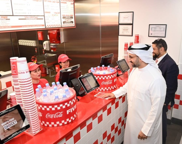 وزير الصناعة والتجارة يفتتح الفرع الثالث لمطعم فايف جايز بمملكة البحرين