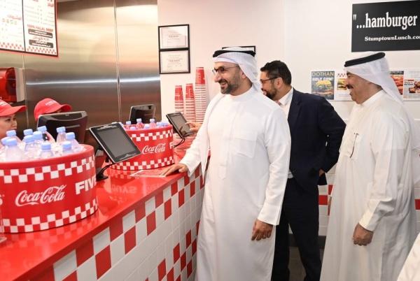 وزير الصناعة والتجارة يفتتح الفرع الثالث لمطعم فايف جايز بمملكة البحرين