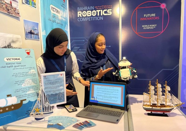 طالبتان من ثانوية المحرق تصممان روبوتاً للنقل التجاري البحري