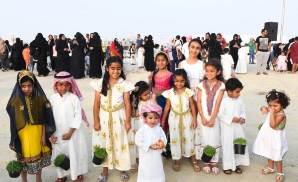 "الحيه بيه" عادة تراثية شعبية استمرت بفضل تمسك أبناء البحرين بعاداتهم وتقاليدهم