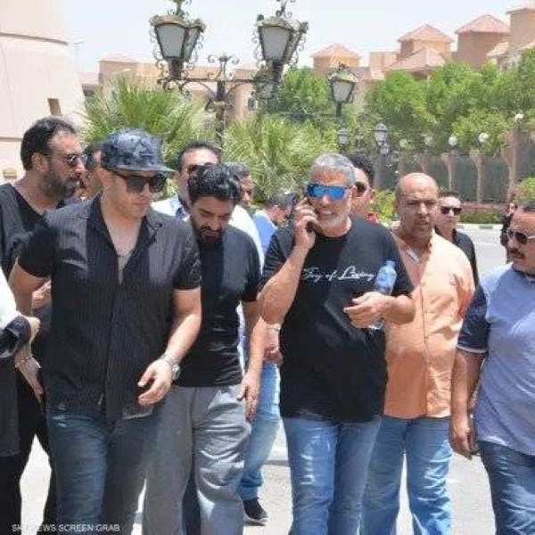 بالصور.. تشييع جثمان الفنان المصري علاء عبد الخالق