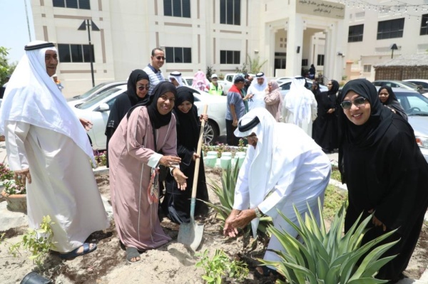 بلدية الجنوبية  الحكمة للمتقاعدين يغرسون 200 شتلة ضمن حملة "سواعد"