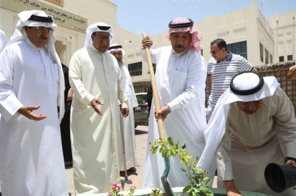 بلدية الجنوبية  الحكمة للمتقاعدين يغرسون 200 شتلة ضمن حملة "سواعد"