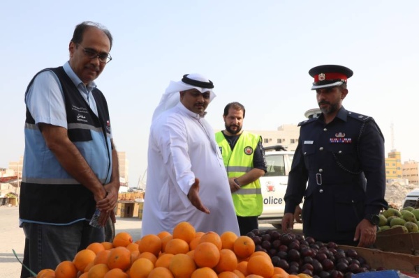 بلدية الجنوبية تصادر 137 فرشة مخالفة للباعة الجائلين الآسيوين برأس زويد